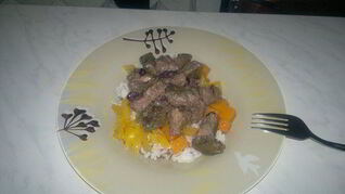 Печень в горшке с черной смородиной и белый рис с овощной поджаркой