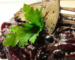 Тушеная куриная печень с черной смородиной