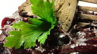 Тушеная куриная печень с черной смородиной