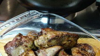 тушеная куриная печень с черной смородиной