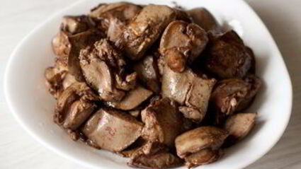 утиная печень с томатами и бальзамическим уксусом