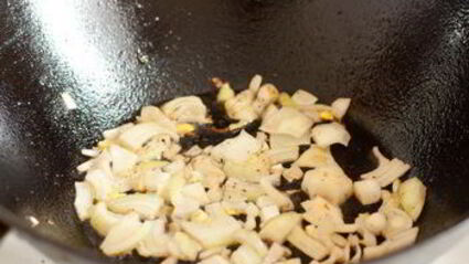 утиная печень с томатами и бальзамическим уксусом