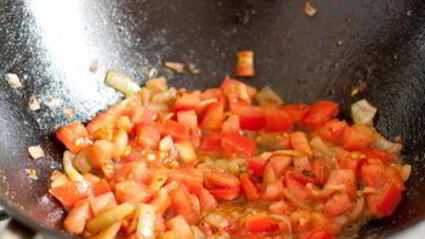 утиная печень с томатами и бальзамическим уксусом