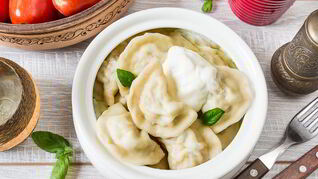 Домашние пельмени с курицей и копченой грудинкой