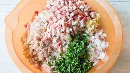 домашние пельмени с курицей и копченой грудинкой