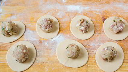 домашние пельмени с курицей и копченой грудинкой