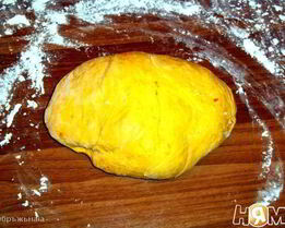 Морковно-шафрановое пельменное тесто