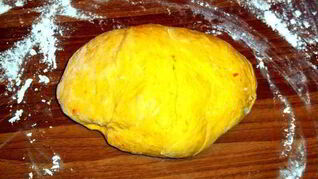 Морковно-шафрановое пельменное тесто