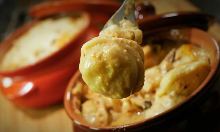 Рецепт пельмени с грибами в горшочках