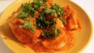 Пельмени тушеные с соусом в мультиварке