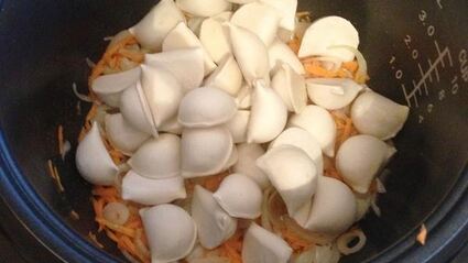 пельмени тушеные с соусом в мультиварке