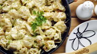 Пельмени жареные под сыром