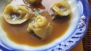 Шоколадные пельмени в соусе из манго