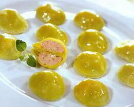 Зеленые пельмени с лососем