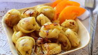 Жареные пельмени с луком