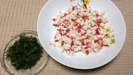 жареные пельмени с рисом и крабовыми палочками