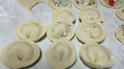 жареные пельмени с рисом и крабовыми палочками