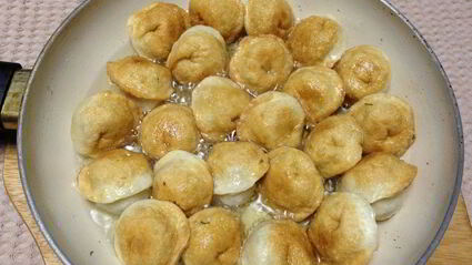 жареные пельмени с рисом и крабовыми палочками