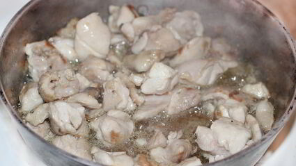 пилав с курицей, булгуром и изюмом