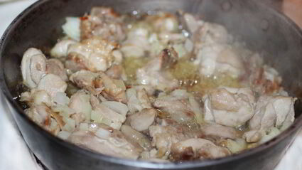 пилав с курицей, булгуром и изюмом