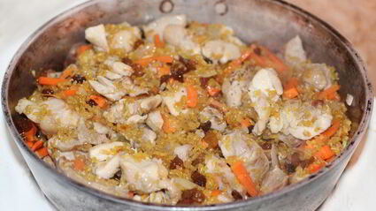 пилав с курицей, булгуром и изюмом