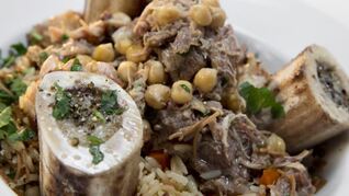 Пилав с тушенкой и вареным нутом