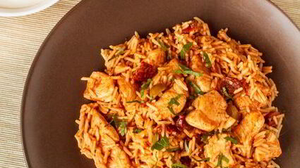пряный пилав с курицей и вялеными томатами