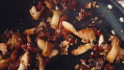 филе телятины под апельсиново-горчичным соусом с грибным рагу