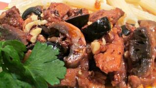 Мясное рагу с грибами и орехами