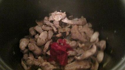 мясное рагу с грибами и орехами