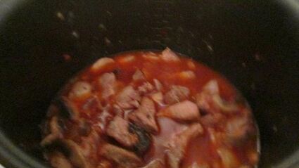 мясное рагу с грибами и орехами