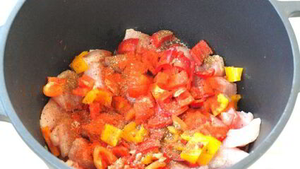 рагу из индейки с овощами в казане