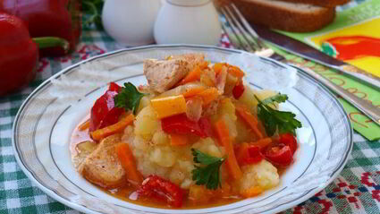 рагу из индейки с овощами в казане