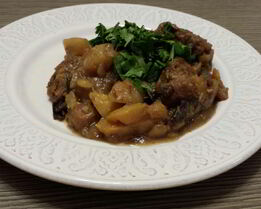 Рагу из картофеля, репы, чернослива и свиной лопатки