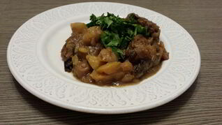 Рагу из картофеля, репы, чернослива и свиной лопатки