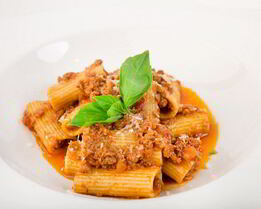 Ригатони с рагу из ягненка