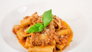 Ригатони с рагу из ягненка