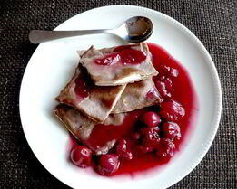 Шоколадные равиоли с вишневым рагу