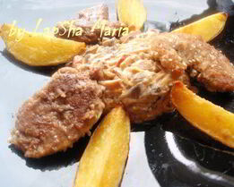 Утиное филе в кунжуте с грибным рагу и картофельными дольками