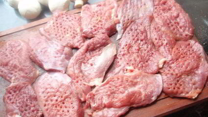 утиное филе в кунжуте с грибным рагу и картофельными дольками