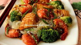 Рисовая лапша с брокколи и морепродуктами