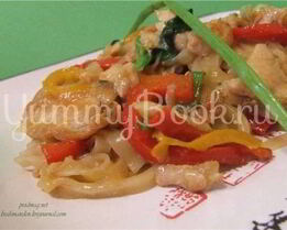 Рисовая лапша с индюшиным филе и овощами