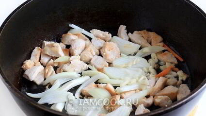 рисовая лапша с курицей и морковью