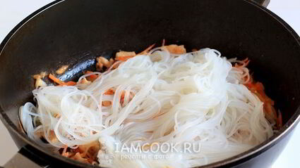 рисовая лапша с курицей и морковью