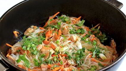 рисовая лапша с курицей и морковью