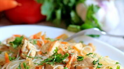 рисовая лапша с курицей и морковью