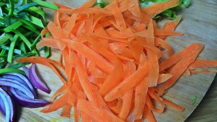 рисовая лапша с рыбой и овощами