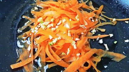 рисовая лапша с рыбой и овощами