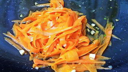 рисовая лапша с рыбой и овощами