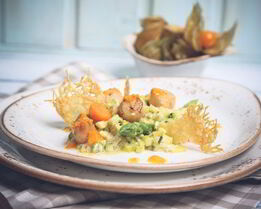 Морской гребешок с овощным ризотто